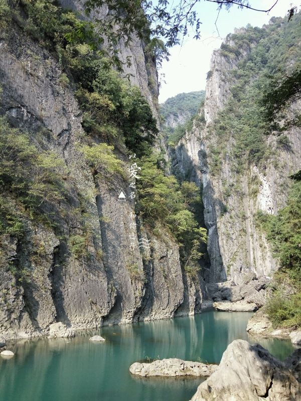 另外这个小巫峡景区虽然属于光雾山景区一脉,但是距离是很远很远滴.