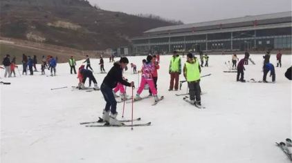 详情介绍 雪野滑雪场位于雪野航空科技体育公园,距离莱芜30公里,济南