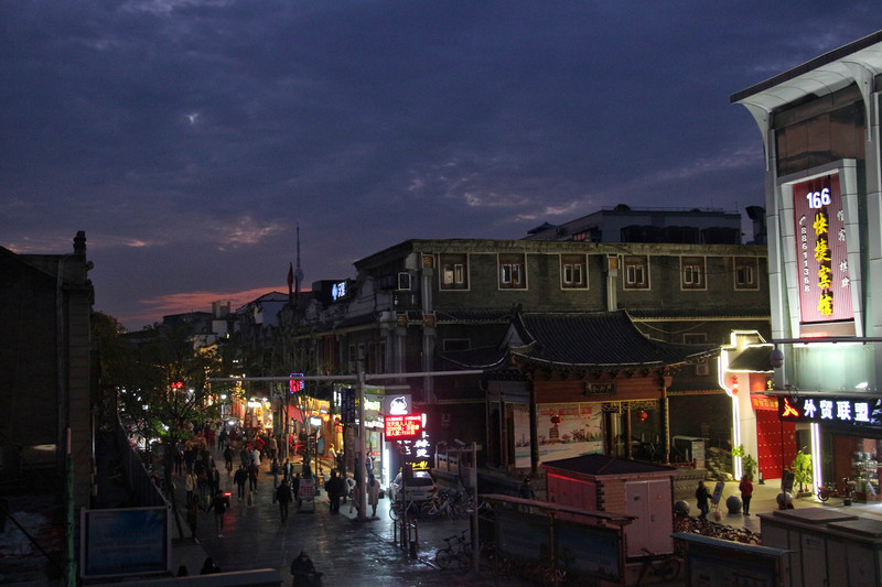 穿过户部巷就是长江大桥,上桥看了看对岸的武汉夜景,由于江面略宽导致