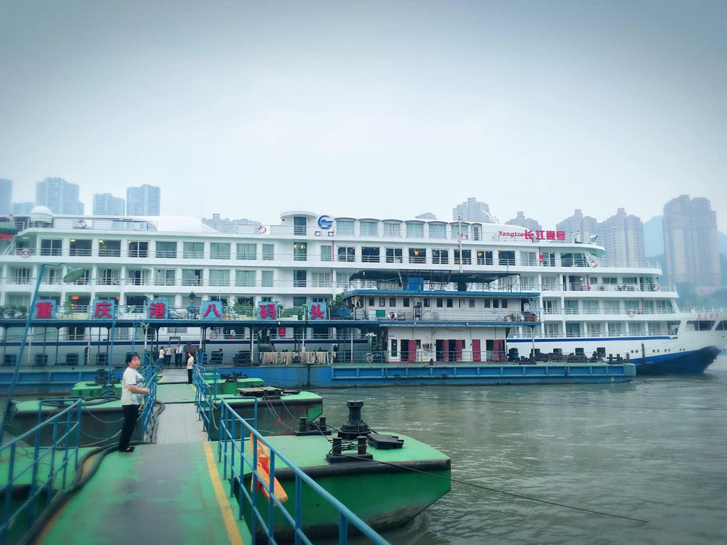 还有一个小小的阳台可以观景 晚上我们去游轮上好好逛了逛 朝天门