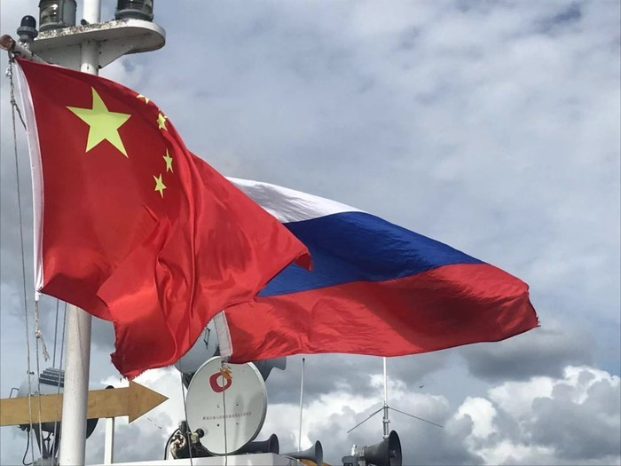 船上的中俄两国国旗.