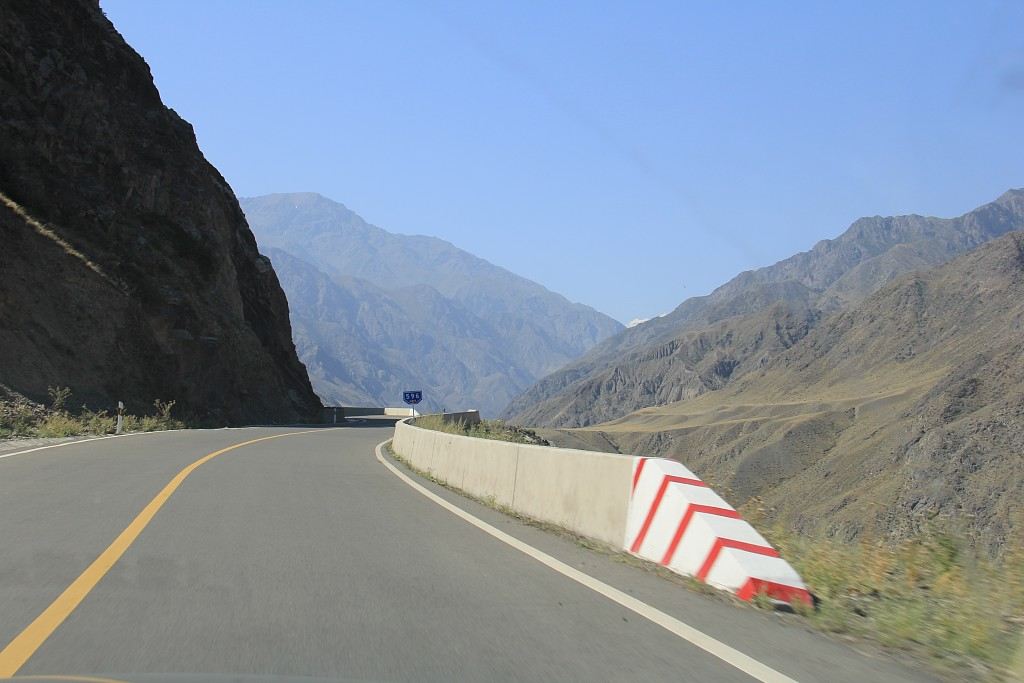 从乌鲁木齐走独山子库车公路到那拉提新源县的