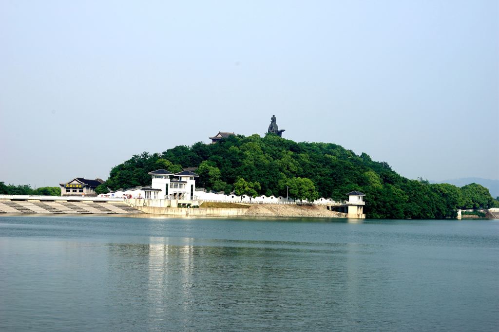 坐游船去龙兴岛,泛舟天目湖上,湖光山色,岸上茂竹修林,景色秀美.