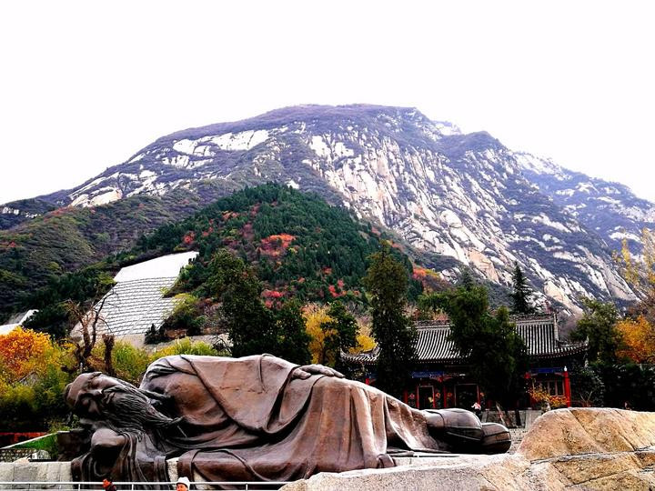 观日台 仙掌崖 鹞子翻身) 北峰:山势险峻非常,三面绝壁,智取华山的故事就发生在这里(智取华山路 老君犁沟) 西峰:华山最秀丽险峻的山峰,峰顶有巨石状如莲花 南峰: 华山最高峰,也是五岳最高峰,惊险的长空栈道就在此处 天梯:与地面垂直呈90度,攀爬时无法贴近崖壁只能随索摆动,十分考验臂力 四:爬山的线路 (自由行,一般推荐夜爬,因为可以看到美美的日出,也可在山上住一晚,以下有详细攻略)推荐时间每年五月-十月(山上海波高,其他时间山上就冷啦)适合学生党,年轻人,驴友,总之是喜欢挑战刺激的。夜游华山,体