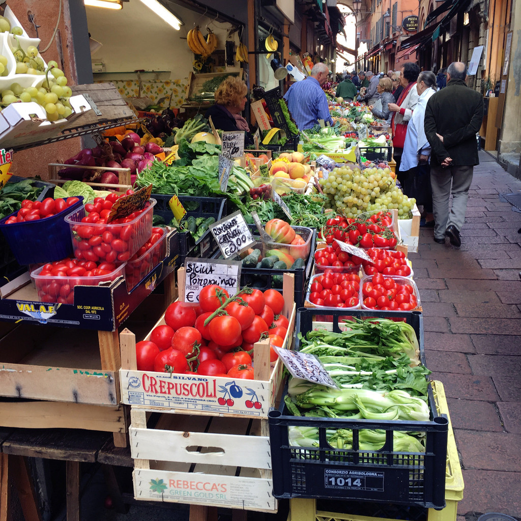 博洛尼亚市中心的菜市场,那种色彩调调,感觉欧洲人就应该画油画