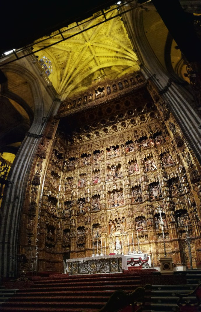 教堂的祭坛:新约全书和旧约全书的人物排列在圣墙上,密集的