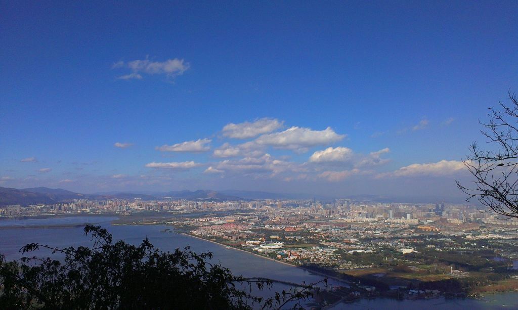 第二天一早,我们按计划直奔玉龙雪山。还未到丽江市,无论是从火车上到汽车上,一路都能看到玉龙雪上的山顶,难怪很多人最终选择了其它的地方游玩而放弃了去雪山。只不过不去玉龙雪山一定要后悔的啊。 玉龙雪山位于丽江西北,呈南北走向,形如扇子,海拔5596米,是世界上北半球纬度最低、海拔最高的山峰。雪山的十三峰终年积雪不化,如一条矫健飞舞的玉龙,故名玉龙雪山。雪山以险、奇、美、秀著称,气势磅礴,秀丽挺拔,有时云蒸霞蔚、有时岗峦碧翠,如同一位害羞的美女。因为到的比较早,还看到了皎洁的皓月和山顶的白雪交相辉印,当真美