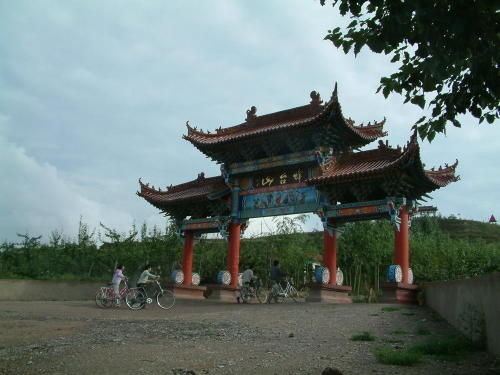 显得有些荒凉~ 清真寺 清真寺位于静宁县城站院巷内,始建于明嘉靖十四