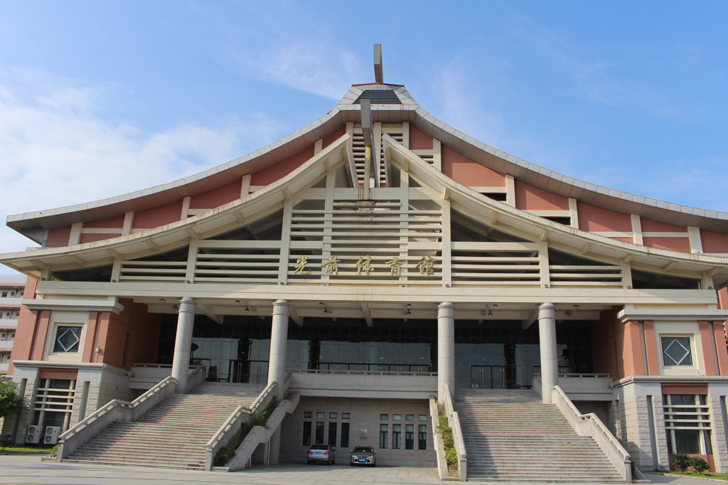 厦门不仅有风光秀丽的厦门大学,还有嘉庚建筑风格的集美大学.