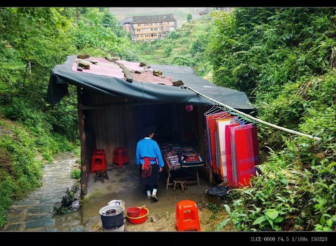 山里很多地方都会有这种小棚子,售卖纪念品以及富有少数民族风情的