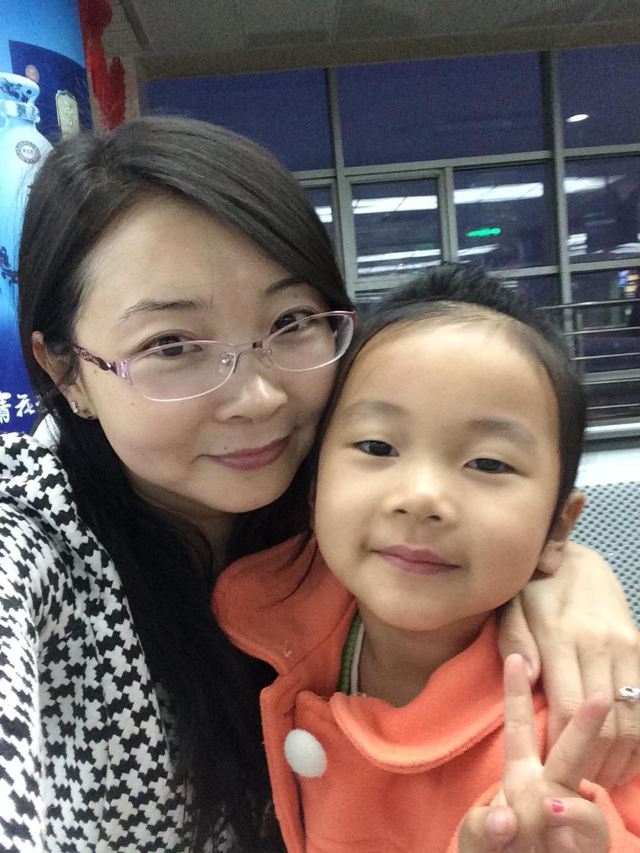 从小就喜欢大海,喜欢海的蔚蓝,喜欢海的辽阔。一直对三亚充满向往,尤其在看了N多篇三亚游记之后,近乎魔怔的想要到那个美丽的地方。终于,老公在我近乎神经质的软磨硬泡,以及朋友的邀约之下,终于答应陪我们去三亚。真的好开心,我马上开始泡在各大旅游网站,研究攻略、游记,研究景点、酒店、路况。。。。。现在游玩归来,觉得自己的功夫还是没有白费,5天6晚的行程安排,7大2小都玩的很开心。我愿将我们的幸福旅程与大家分享,让我们的快乐与每个人同在。 时间:2015年3月16日2015年3月21日 地点:三亚 人物:老公、我、