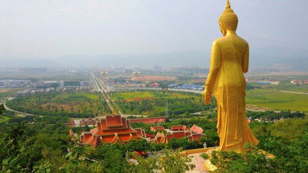 勐泐大佛寺 这就是传说东南亚最大的大佛了,很是壮观吧.