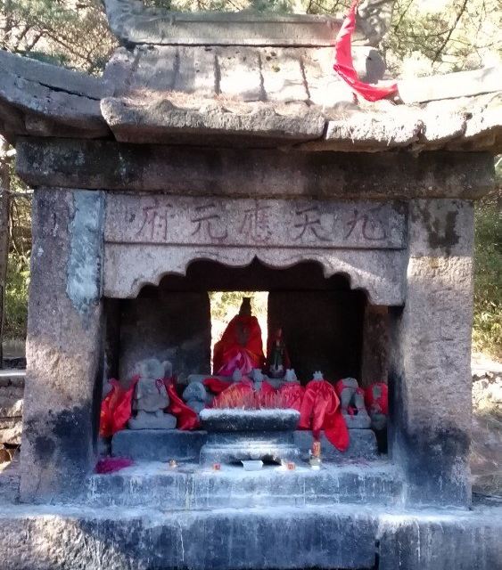 再笔直往前就是三清福地景区了,先是过这九天应元府,道教是