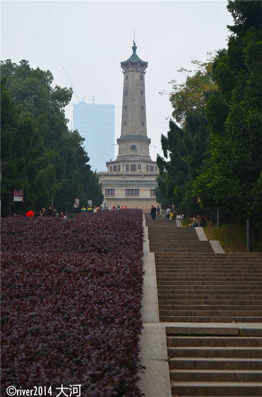 公园内有四条道路都通往烈士塔.