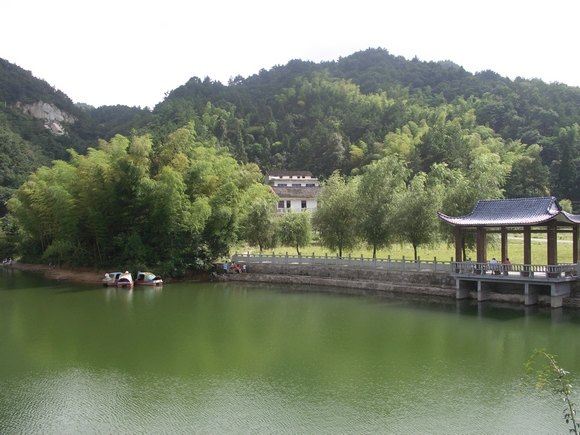 吸引了二十余家省内外单位环太平水库建了风格各异的避暑山庄,占地