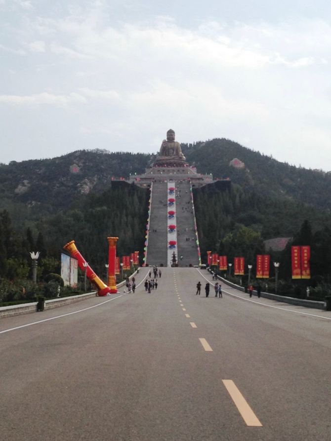 南山大佛,号称目前世界第一铜铸大坐佛.