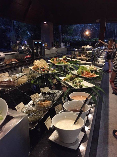 沙拉也好多~很不错哦~ 三亚湾海居铂尔曼酒店美食