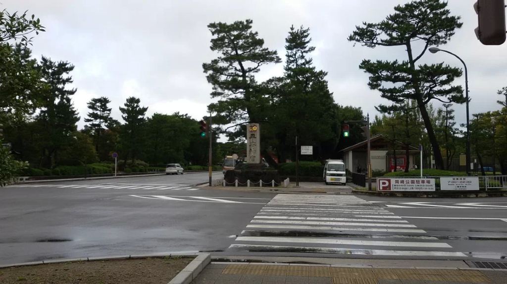 雨后是检验城市道路交叉口质量的最好时间,日本的道路也不能轻易过关.