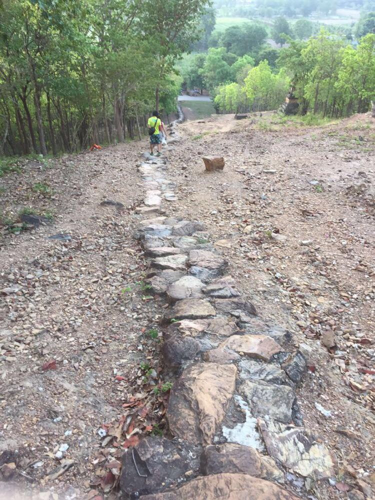                山石路看起来陡峭