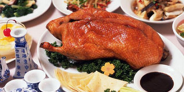 北京烤鸭是北京著名的食物之一用英文怎么翻译