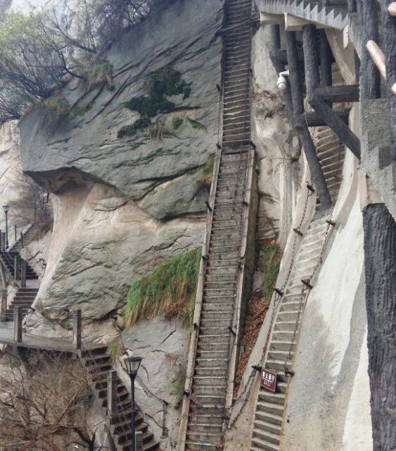 智取华山路途中一处很险的路段,因为太过陡峭而被禁止攀爬,需要绕道而