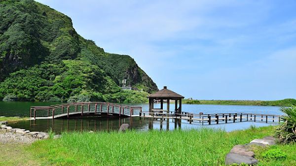 礁溪 温泉公园→ 礁溪温泉 前面那座就是龟山岛了,还真的是一只大