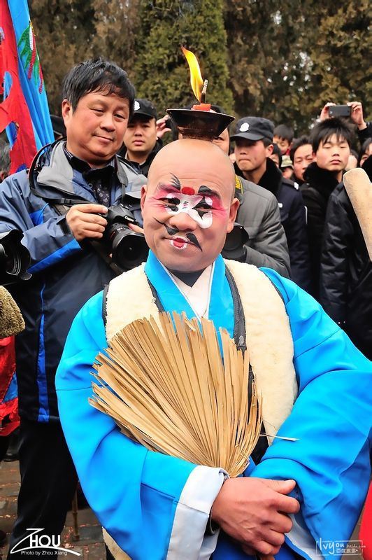 怕老婆顶灯既是一项绝技,也是众多古庙会中必不可少的表演项目.