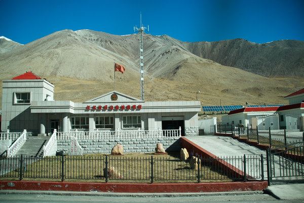 这是红旗拉普口岸前哨班,海拔4600米处.