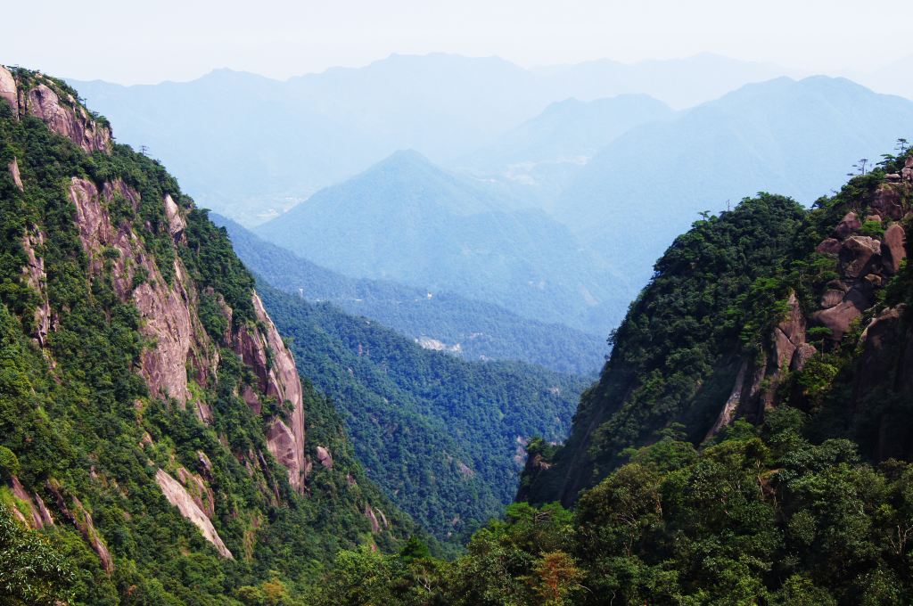 记得当时导游说,一定要和这座山来张合影,这叫,背后有靠山