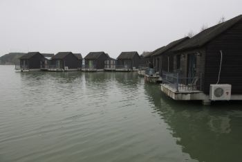 #随手拍# 漂浮水面小木屋,阳台钓鱼竺山湖 - 中