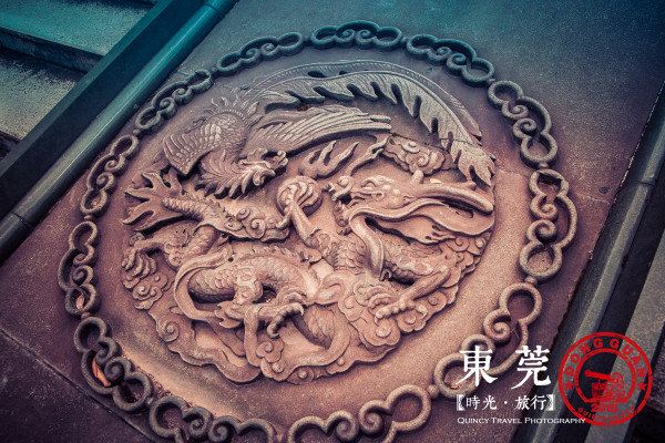 东莞市区内最著名的古迹当属位列广东四大名园之一的可园。可园位于莞城区政府附近,交通非常方便,有多辆公交可以抵达。虽然身处闹市,但庭院深深,乱中取静。建筑也保存完好。 中国古代园林体系主要有三种:以颐和园为代表的北京皇家园林,以拙政园为代表的江南园林体系,以及以可园为代表的岭南园林。岭南园林不像北方皇家园林那样动辄上千亩的大兴土木,也不像江南园林那样小巧精致,却巧妙利用了岭南的气候特点和地理风貌,独树一帜,自成体系。 岭南园林以地理意义上划分主要是指广东、广西、海南、福建和台湾的园林。多以明清时代的私家园林
