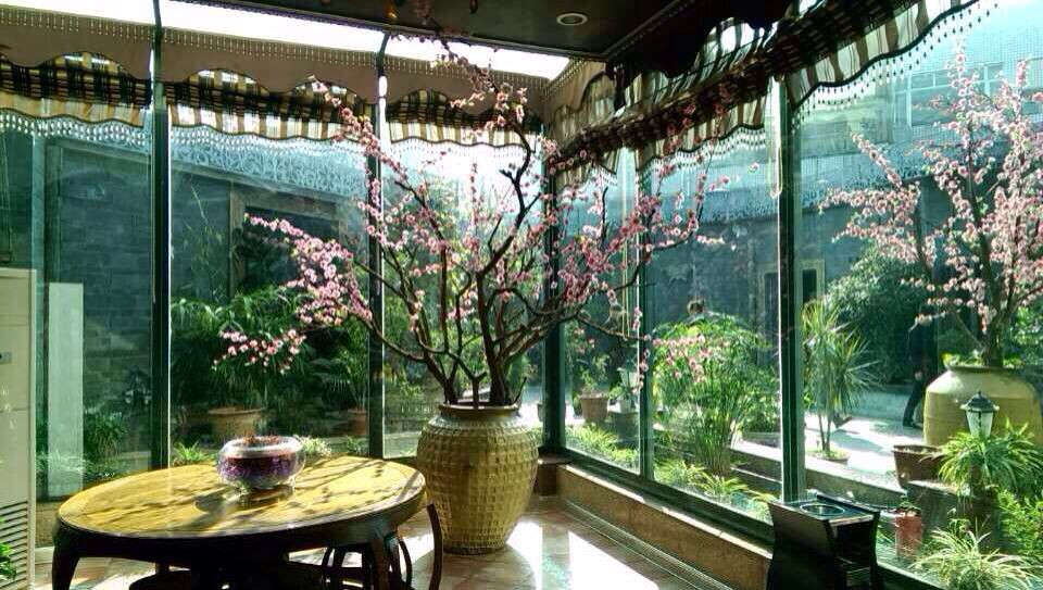 屋顶,花园茶坊.性价比很好,环境设计很棒.