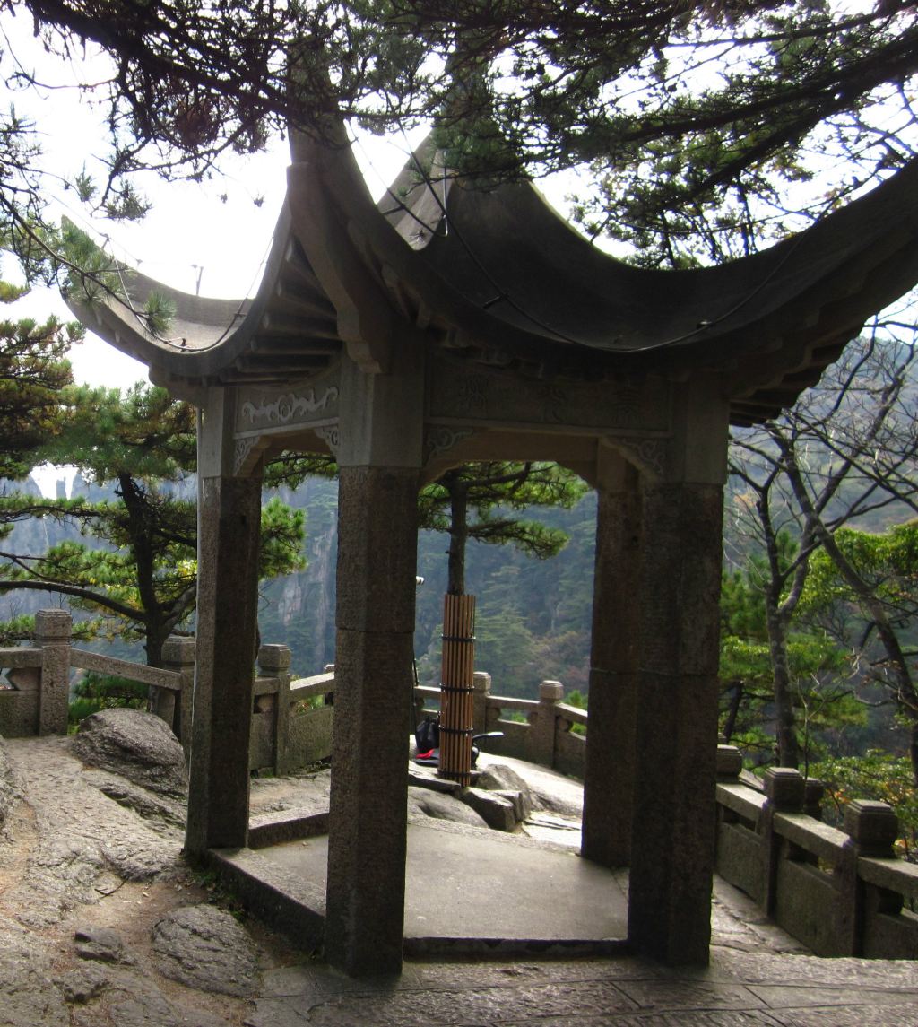 沿着白云宾馆北上,就到了曙光亭.
