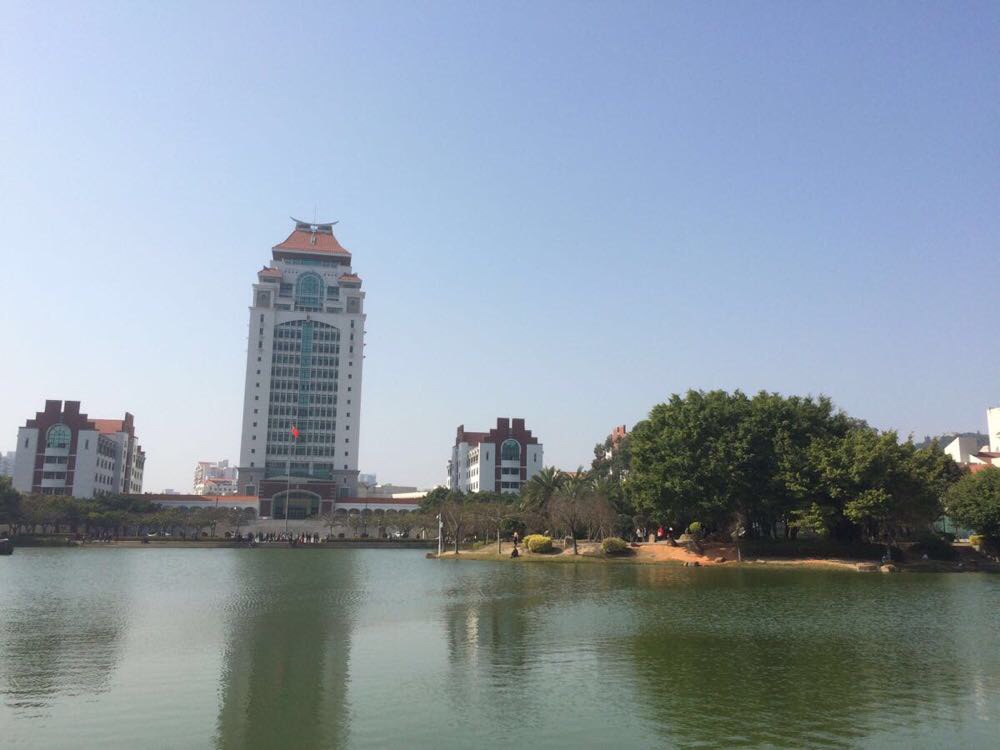 南普陀出来步行就到了隔壁的厦门大学,看过高晓松的《如丧》和电影《同桌的你》,就会对厦大的校园有期待,特别是大学期间没有恋爱经历的人来说可能更是想弥补欠缺一样的神往此地,结果情人谷、芙蓉湖逛的不错,肝心的美女大学生一个也没看到、小小失望了一把不过作为景点、还是不容错过,特别是白城校门出来的厦大海滩、值得一逛。