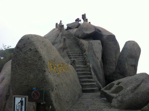 引燃了大火,烧死了好多松树,从此天都峰跟莲花峰就开始轮休了  旅途
