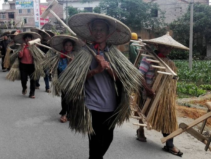 蓑衣便是古代壮族旧人们普遍用的雨衣,干活,行路都离不开它.