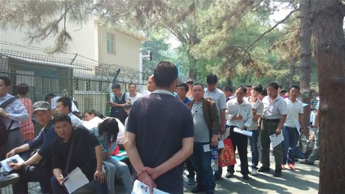 [原创]哈萨克斯坦大使馆面签的人挺多。北京5