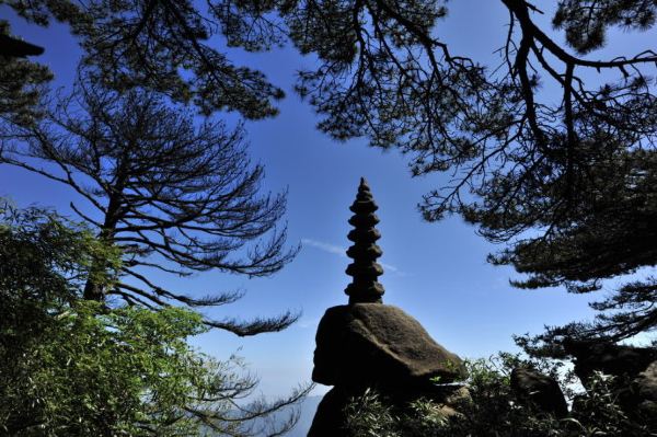 据说从堪舆观点来看,这是为了避山口之风而建,所以名