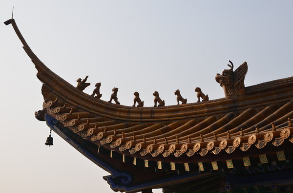 金山寺庙屋檐上的龙.
