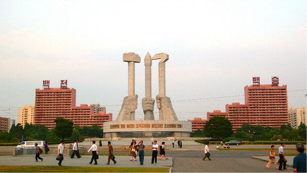 朝鲜劳动党党徽塑像,铁锤,镰刀和毛笔,代表着工人,农民和知识分子.