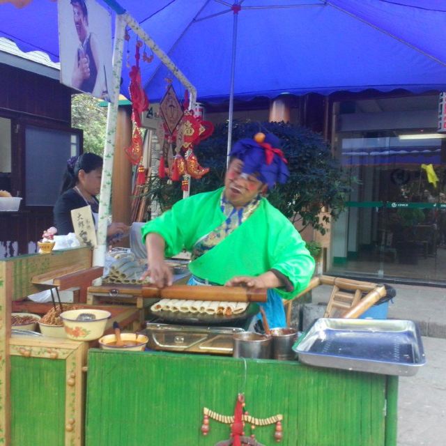 一个小商贩,扮演成武大郎卖烧饼!哈哈哈啊啊!
