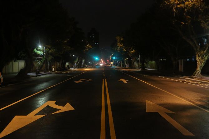 夜晚的另一个好处,站在马路中央长曝光也没有生命危险