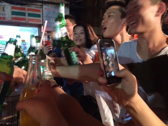                  吃烧烤喝啤酒