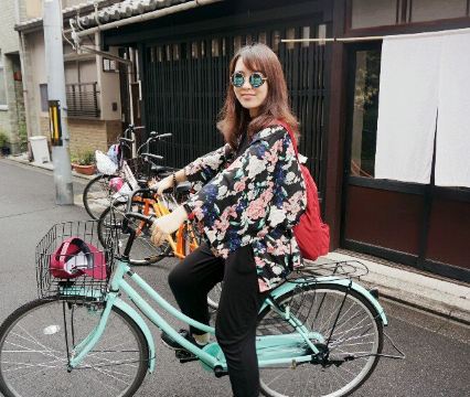 一早就骑自行车去二条城啦.