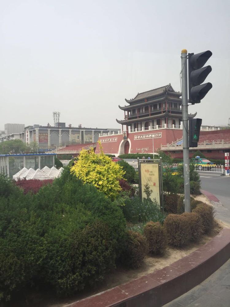 到达市里给吓了一条,这个就是银川的迎宾广场