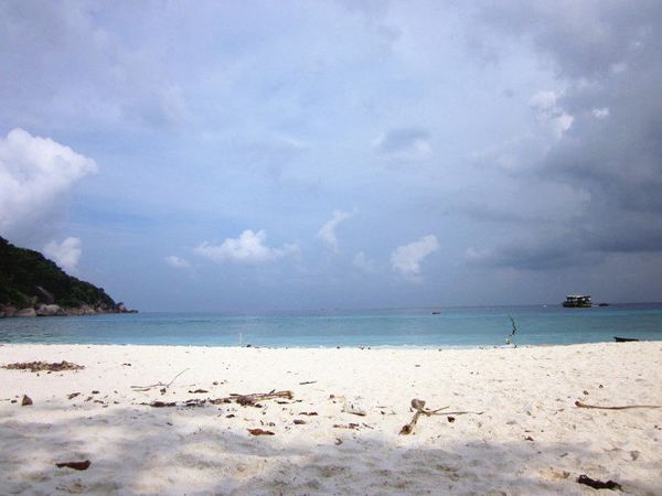 斯米兰群岛(Similan Archipelago)位于泰国普吉岛西北90公里的安达曼海(Andaman Sea),是一片由9个群岛所组合而成的区域,面积约为8万泰亩。于1982年9月1日正式宣布成立。 斯米兰有宽广的水下风景以及多样化的海洋生物。你可以在每个岛屿中间粗糙地画条线,就把它们划分为两部分,每一部分都能提供完整的、不同的潜水环境。在这些群岛的西边,巨大的花岗岩漂石一块一块顶部相互层叠,形成了壮丽的拱门和突进的 大部分花岗岩漂石都被绚丽的柔软的珊瑚礁所覆盖,以至岩石是不可见的。在岛屿的东部潜水能