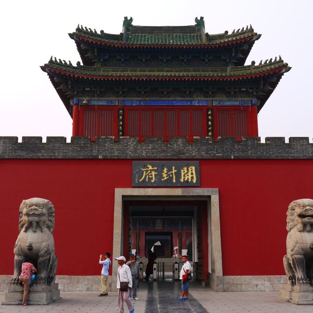 宋代的开封府,早已被水患冲毁,如今看到是近年重建的人造仿古景点
