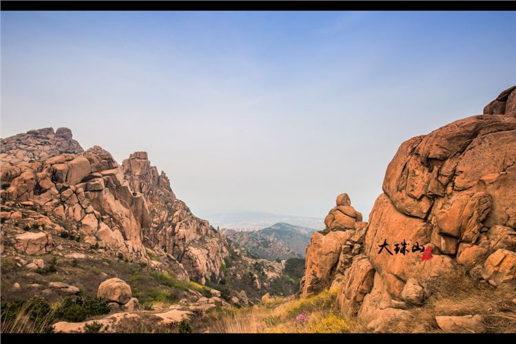 其实到了山顶后你会发现大珠山的第二个特点,奇峰异石相当多.在大