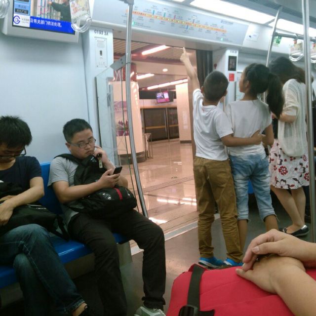 下午5点到了北京西站,从北京西站坐地铁到住的地方,小家伙都特别兴奋.