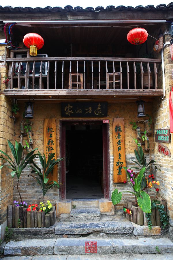 黄姚古镇现在大概开了20多家客栈,除此之外的住家都还是本地人.